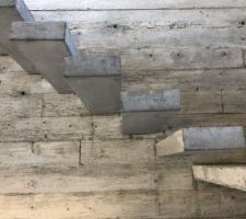 Moulage et décoffrage de l'escalier en béton suspendu