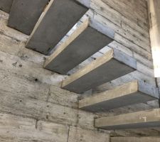 Moulage et décoffrage de l'escalier en béton suspendu