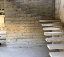 Moulage et décoffrage de l'escalier en béton suspendu