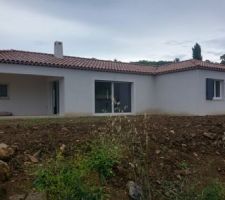 Petite photo actuelle...il vient de pleuvoir donc le crepi est sale...pourtant nous avons un chemin de proprete de 80cm autour de la maison