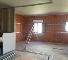 Faux plafond posé, les rails sont en cours de pose pour l?isolation des murs.