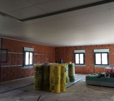 Faux plafond posé, les rails sont en cours de pose pour l?isolation des murs.