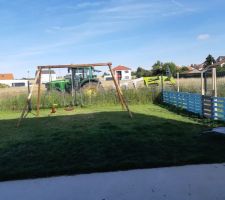 Enclos poule fait par mon mari a base de palettes