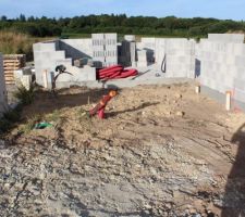 Remblai grossier autour de la maison.