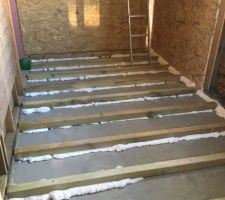 Solives pour le plancher en bois de la salle de bain