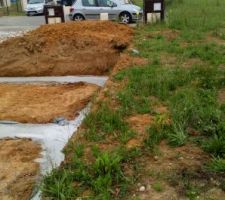 Le géomètre a posé les piquets de la maison. A côté, la construction du voisin a commencé.
