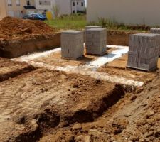 Terrassement terminé. Fondations creusées. On reconnaît déjà la devanture de la Délias.
A côté, la construction du voisin qui sera accolée à la notre.