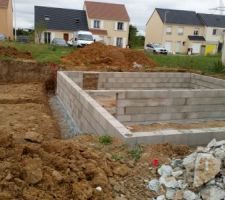 Terrassement terminé. Fondations creusées. On reconnaît déjà la devanture de la Délias.
A côté, la construction du voisin qui sera accolée à la notre.