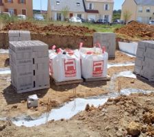 Les fondations ont été coulées. 
Surprise agréable: les matériaux pour le vide-sanitaire sont déjà déposés sur le terrain