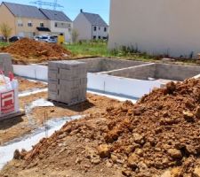 Les fondations ont été coulées. 
Surprise agréable: les matériaux pour le vide-sanitaire sont déjà déposés sur le terrain