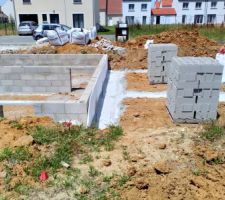 Fondations coulées. On peut voir, en blanc, la séparation avec la construction voisine.