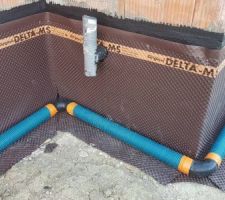 Le terrassier s'occupe de faire le drainage apr&egrave;s avoir pos&eacute; le DeltaMs (nous avons mis le sika nous m&ecirc;me)