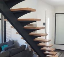 Pose des marches bois enfin effectuée. 

Escalier terminé