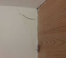 Une fissure, et ça n'est que le début! les poutres de très mauvaise qualité se tordent (de rire peut-être)...