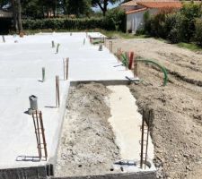 Ici ce sera le porche d'entrée (dalle béton brut)