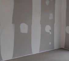 Chambre parentale, joints faits pour la pose du parquet.