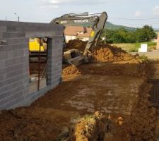 Début du terrassement au niveau des baies vitrées