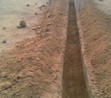 Creusage pour preparer les fondations pour le mur de la cloture. Aout 2008