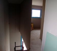 Placo installé vue cage d'escalier et chambre parentale