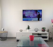 TV installée au mur - nouvelle déco sur le meuble TV