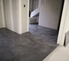Pose de carrelage en cours ...