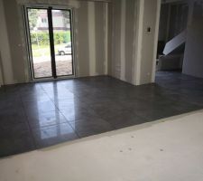 Pose de carrelage en cours ...