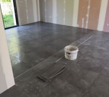 Pose de carrelage en cours ...(Salle de bain)