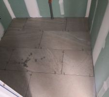 Pose de carrelage en cours ...(Salle de bain)