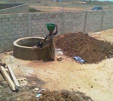 La puiseuse d'eau pour la construction des briques pour la cloture c'est deja bien monte comme vous pouvez le constater.