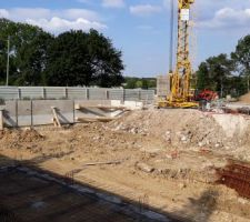 Fondation partie nord. Une nouvelle grue a été posée.