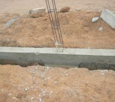 Fondations cloture realisees maintenant les briques vont monter ....
Quel plaisir .