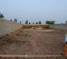 Mon macon contemplant le travail fini. 
maintenant reste la pose de la porte du garage et de l'entree.
Belle vue de la longueur du terrain 600 m2 .