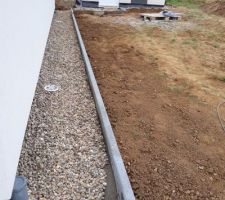 Création de bordures en béton pour délimiter le chemin de ronde