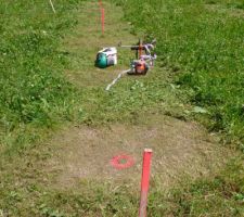 Travaux de topographie, pour l'implantation des pieux par Technopieux ; un bon coup de rotofil d'abord.