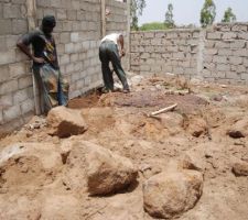 Le type de rognons sur mon terrain, galere et m'a empeche de construire un sous a la base, des mastodontes!!!!
ca leur a pris une journee de dur labeur pour degager toute cette partie ... Mais on y est arrive quand meme...