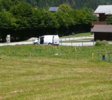 Travaux de topographie, pour l'implantation des pieux par Technopieux ; un bon coup de rotofil d'abord.