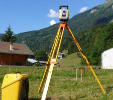 Travaux de topographie, pour l'implantation des pieux par Technopieux : l'appareil Trimble, mon outil de travail habituel.