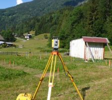 Travaux de topographie, pour l'implantation des pieux par Technopieux : l'appareil Trimble, mon outil de travail habituel.