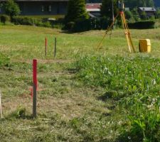 Travaux de topographie, pour l'implantation des pieux par Technopieux : l'appareil Trimble, mon outil de travail habituel.