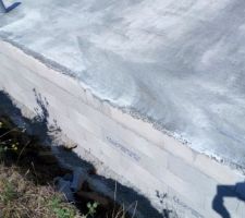 On peut voir qu'il y a 5 lignes de briques pour le vide-sanitaire.