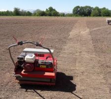 Plantation du gazon avec l'engazonneuse