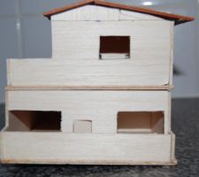 Maquette realisee par moi-meme du balcon en bas 1er etage et 2em etage avec la terrasse. espace entree balcon et maison pas encore decoupe mais ca vient!!!
toiture posee et vue des fenetres 
A suivre .....
