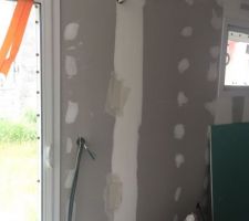 Aprés avoir passé les conduit frigofique par le VC il faut faire des trous dans la cloisons neuve pour refaire passer les tuyaux.
