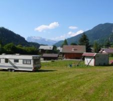 La caravane : emplacement provisoire, en attente du décapage de la zone stationnement et garage.