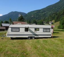 La caravane : emplacement provisoire, en attente du décapage de la zone stationnement et garage.