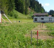 La caravane : emplacement provisoire, en attente du décapage de la zone stationnement et garage.