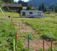 La caravane : emplacement provisoire, en attente du décapage de la zone stationnement et garage.