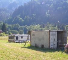 La caravane : emplacement provisoire, en attente du décapage de la zone stationnement et garage.