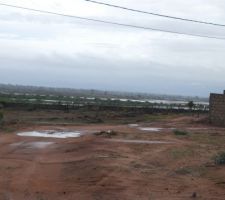 Un apercu de la zone ou je construis, le paysage au fond la lagune un peu inondee apres la pluie torrentielle ce jour la( je me suis enlise 2 fois), le type de sol plus ou moins sableux de la zone.