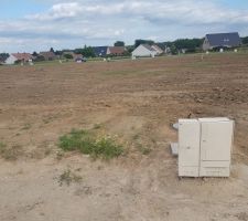 Le terrain est pr&ecirc;t. 
Nos offres de pr&ecirc;t sont sign&eacute;s.
RDV notaire ce samedi et choix des mat&eacute;riaux la semaine suivante. 
Le permis de construire a &eacute;t&eacute; valid&eacute; par la mairie et va &ecirc;tre affich&eacute; cette semaine sur notre terrain par le constructeur. 

Quel bonheur d'avancer !